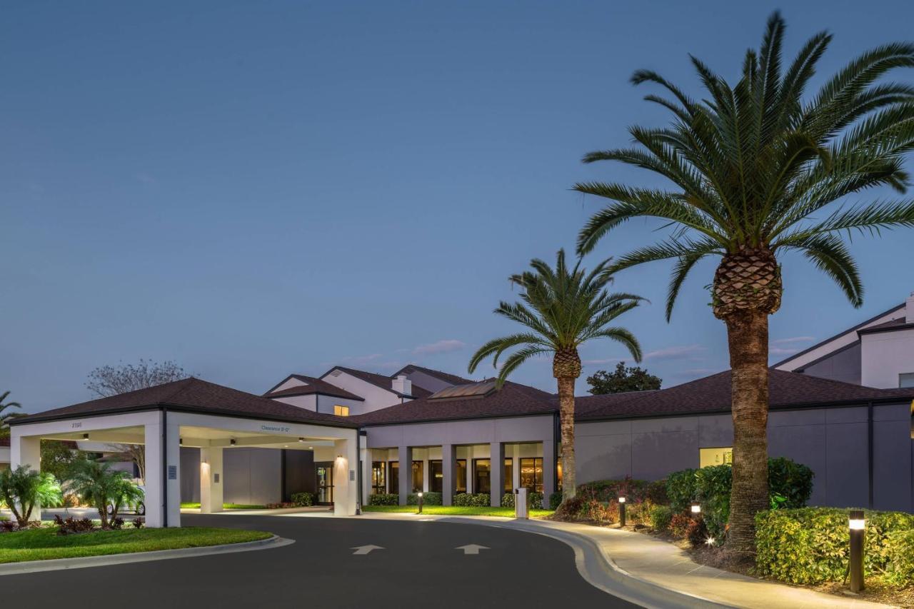 Courtyard By Marriott Orlando Airport Hotel Bagian luar foto