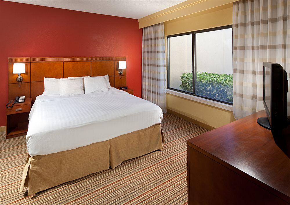Courtyard By Marriott Orlando Airport Hotel Bagian luar foto