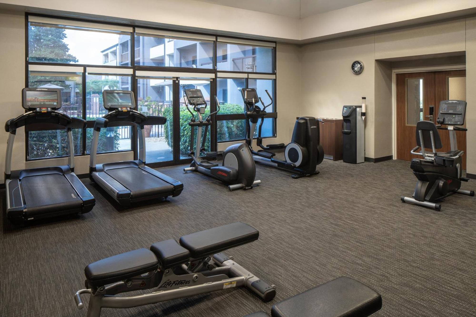Courtyard By Marriott Orlando Airport Hotel Bagian luar foto