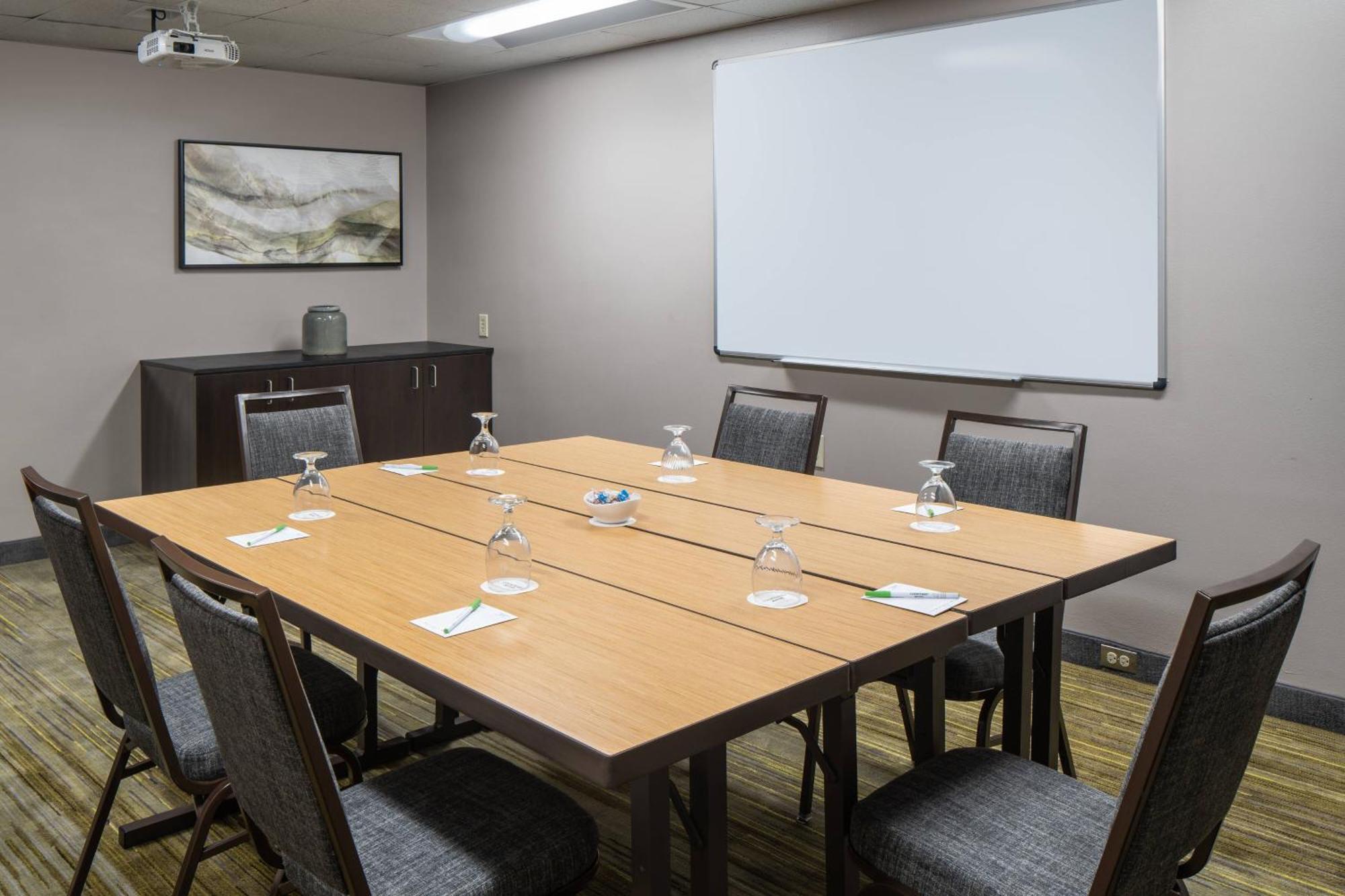 Courtyard By Marriott Orlando Airport Hotel Bagian luar foto