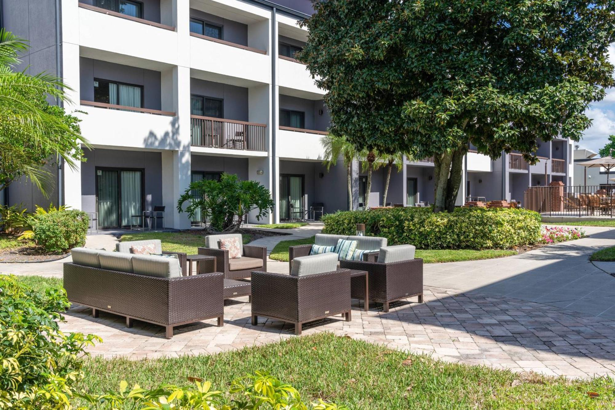 Courtyard By Marriott Orlando Airport Hotel Bagian luar foto