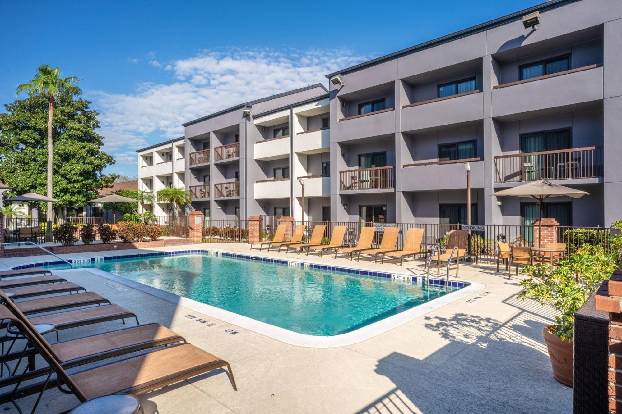 Courtyard By Marriott Orlando Airport Hotel Bagian luar foto