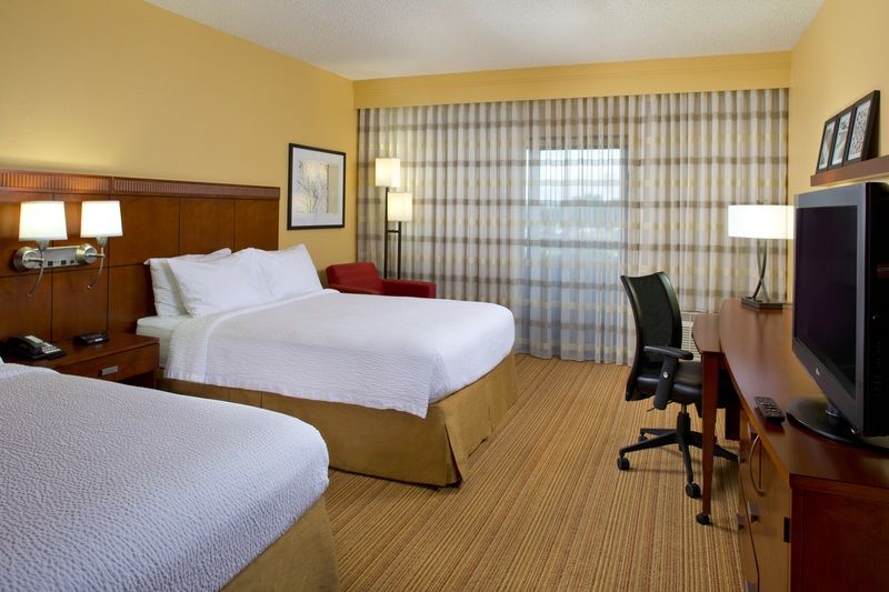 Courtyard By Marriott Orlando Airport Hotel Bagian luar foto