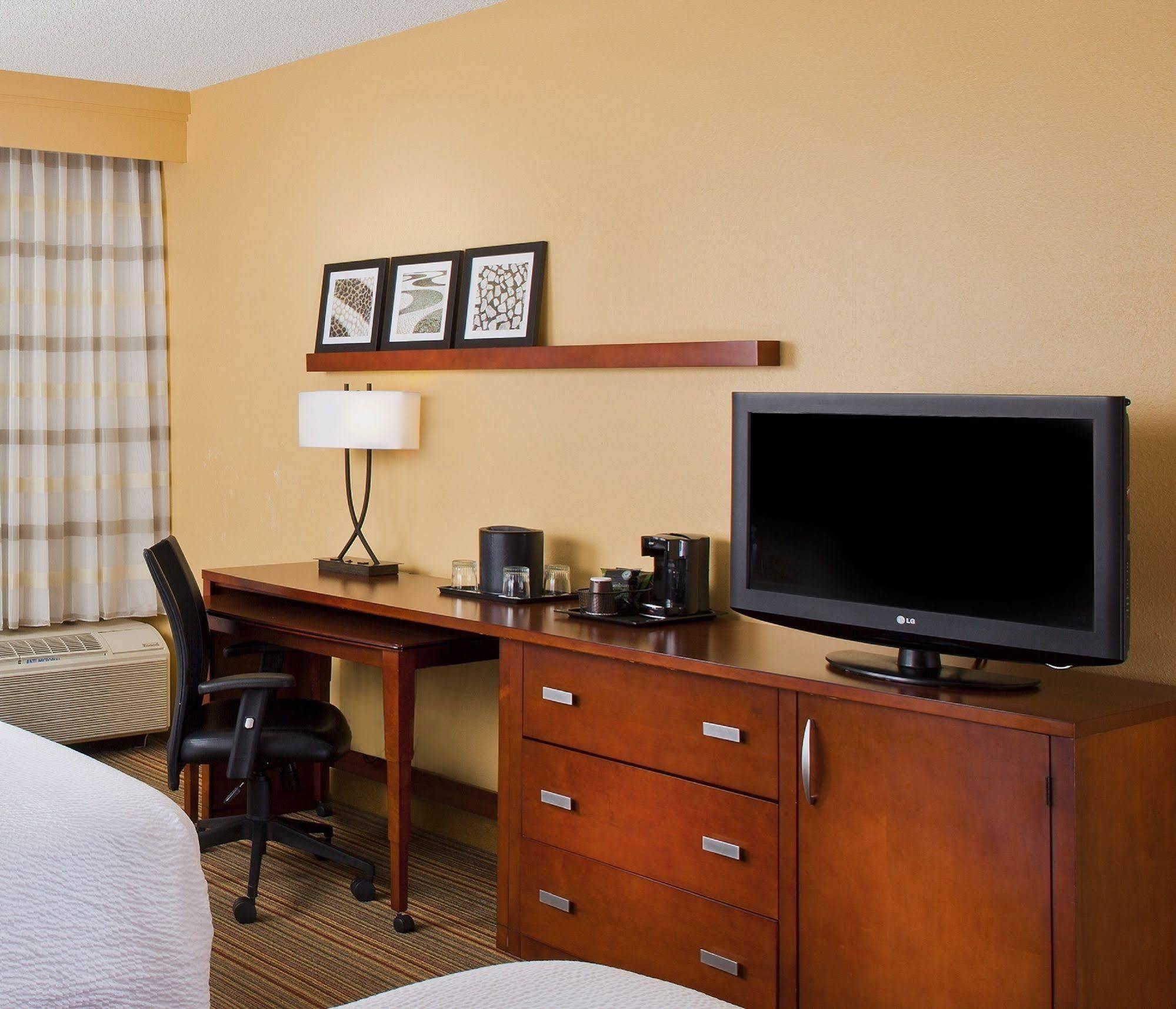 Courtyard By Marriott Orlando Airport Hotel Bagian luar foto