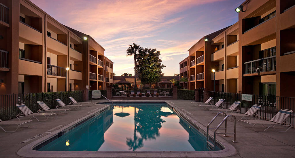 Courtyard By Marriott Orlando Airport Hotel Bagian luar foto